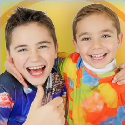 Ils sont deux frères trop mignons et ils ont 2 millions d'abonné(e)s... Et le grand a sa chaîne YouTube...