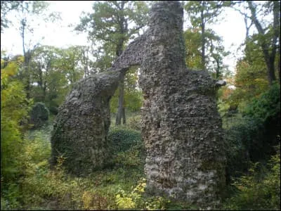 Un fantôme hantait le château de la Robertière, en Eure-et-Loir. De quelle couleur étaient ses habits ?