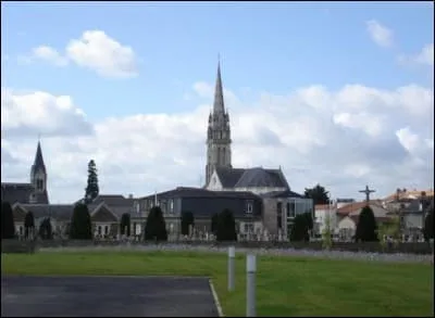 Au Loraux-Bottereau en Loire-Atlantique, quelle partie de son anatomie la Bête passait-elle sous les portes ?