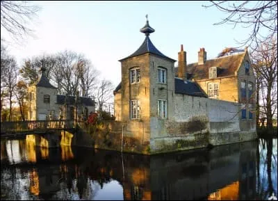 A Quaëdypre, dans le Nord, il y avait un fantôme. Que portait-il sous son bras ?
