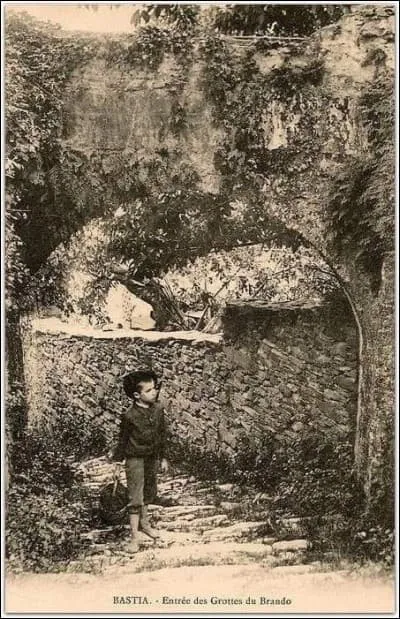 Qui habite la grotte de Brando en Corse ?