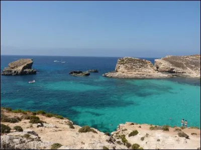 Où se situe le lagon bleu de Comino ?