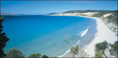 Quel d&eacute;troit est situ&eacute; entre l'&icirc;le King et l'archipel Furneaux ?