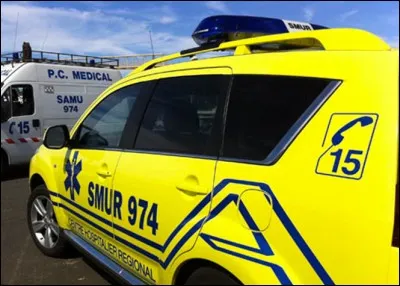 L'équipe du SMUR arrive rapidement sur place pour seconder les secouristes et prend en charge la victime en l'installant dans l'ambulance des pompiers. Mais que signifie ce sigle ?