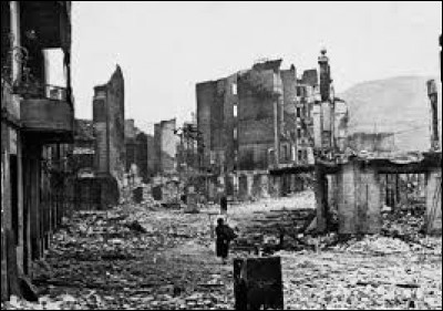 Quelle ville espagnole a été bombardée le 26 avril 1937 ?