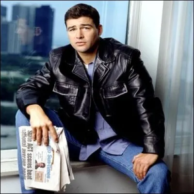 « Demain à la une » : chaque matin, Gary Hobson reçoit ce journal...