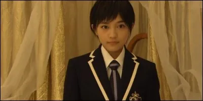 Dans "Ouran High School Host Club", la jeune femme déguisée en garçon se nomme Hitachiin Hikaru.