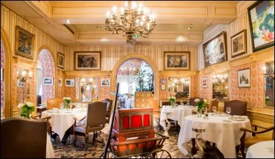 Quel est le nom du restaurant qu'il a fondé dans sa ville natale à Collonges-au-Mont-d'Or ?