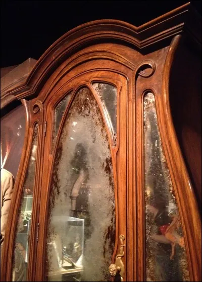 Que fait sortir Harry de l'armoire ?