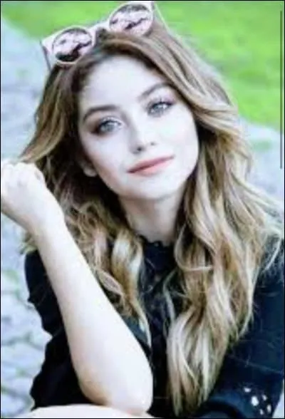 Dans la question 3, la série dans laquelle elle joue, ses cheveux sont de cette couleur :