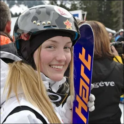 Quelle est la nationalité de la skieuse Andi Naude ?