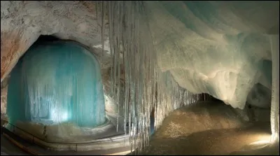 Où se situe la grotte Eisriesenwelt ?