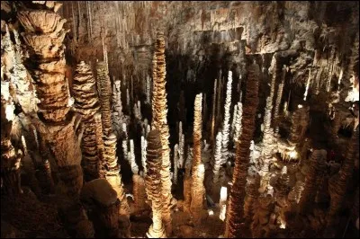 Où se situe la grotte de l'Aven Armand ?