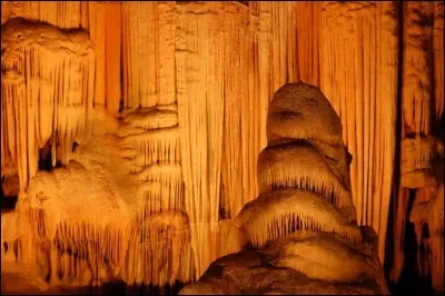 Où se situe la grotte de Canjo ?