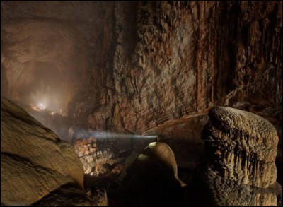 Où se situe la plus grande grotte naturelle du monde du nom de Hang Son Doog ?