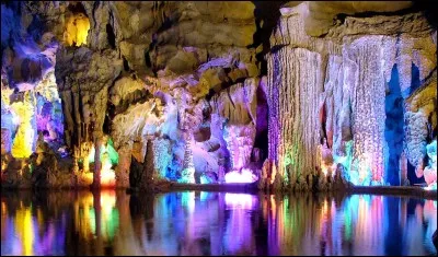 Où se situe la grotte de la Flûte de Roseau ?
