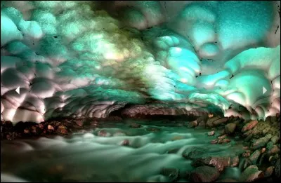 Où se situe la grotte du volcan Mutansky ?