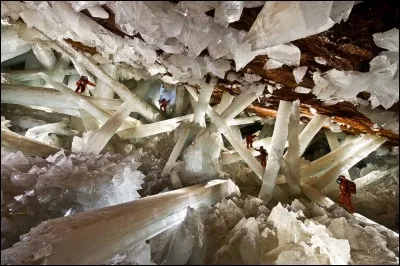 Où se situe la grotte des Cristaux géants ?