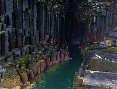 Où se situe la grotte de Fingal ?