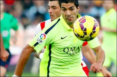 Quel ancien joueur du Bayern s'est-il pris un sombrero par Suarez en 2015 ?