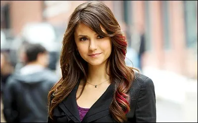 Qui embrasse-t-elle en se faisant passer pour Katherine ?