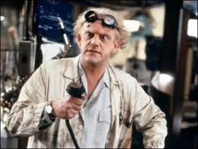 Quel est le nom de l'acteur jouant le rôle d'Emmett Brown surnommé "Doc" dans la saga "Retour vers le futur" ?