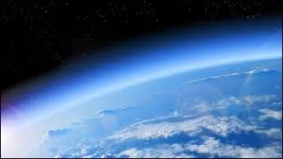 Comment s'appelle la deuxième couche de l'atmosphère terrestre ?