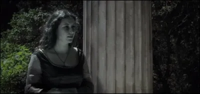 Dans le film, plusieurs objets sont volés par le Maître de la Mort. L'un d'entre eux était l'héritage d'un fantôme : Elena. Lequel est-ce?