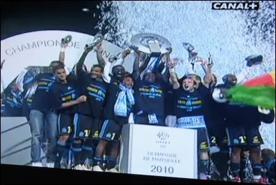 Le capitaine de l'OM champion de France de Ligue 1 en 2010 était :