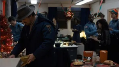 Qu'est-ce que la secrétaire de Hopper lui met dans la bouche (de force) ?