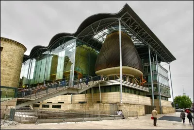 En quelle ann&eacute;e fut construite l'extension du Tribunal de Bordeaux ?