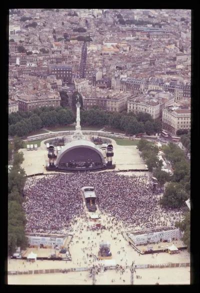 Le 11 ao&ucirc;t 1994, les Quinconces accueillent un concert historique. Quel est le groupe qui se produit ce soir-l&agrave; ?