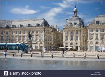 Quelle est la superficie du miroir d'eau de Bordeaux ?