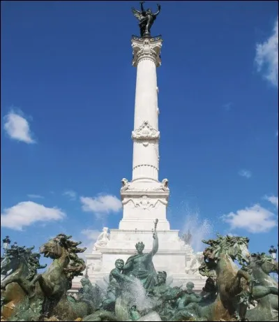 En l'honneur de quels d&eacute;put&eacute;s girondins, le monument de la place des Quinconces a-t-il &eacute;t&eacute; construit ?