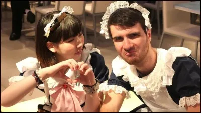 Il fait beaucoup de voyages grâce à ...