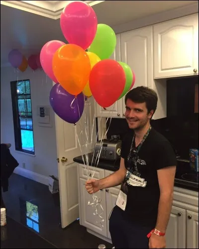 Il collabore avec une marque qui l'a aidé à réaliser une vidéo qui a maintenant 2 millions de vues (ce type de vidéos en comporte 2), quelle est la marque qui l'a aidé et quelles vidéos ?