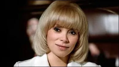 28 août : 
L'actrice de cinéma, de télévision, de théâtre, aussi réalisatrice, Mireille Darc nous quitte. Née le 15 mai 1938 à Toulon, véritable sex-symbol des années 70, elle joua, notamment, dans ''Les Barbouzes'' en 1964, ''Les Seins de glace'' en 1974, ou des séries comme ''Les Curs brûlés'' en 1992. Avec quel grand acteur vécut-elle une grande histoire d'amour pendant quinze ans ?