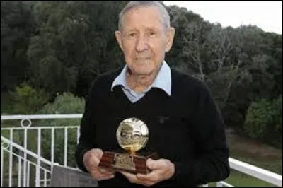 Au mois de février, la mort nous a foutu la paix, on passe donc en mars.
03 mars : 
Raymond Kopa, naît le 13 octobre 1931 à Nux-les-Mines (Pas-de-Calais). Footballeur évoluant principalement comme milieu offensif, il fut considéré lors de la Coupe du monde 1958 comme le meilleur joueur du tournoi, et se vit remettre le Ballon d'or la même année. Dans quel pays cette compétition eut-elle lieu ?