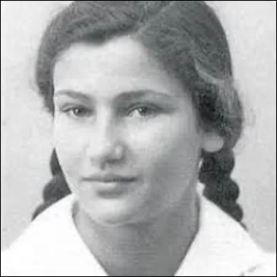 30 juin : 
Ce jour-là, la France perd une de ses plus grandes dames : Simone Veil. De famille juive, elle est née le 13 juillet 1927 à Nice. Déportée avec sa famille à l'âge de 16 ans, durant la Shoah, elle perdit son père, sa mère et son frère. Dans quel camp fut-elle internée ?