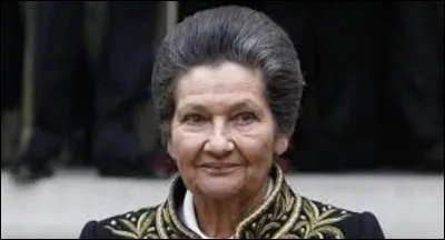 Devenue première présidente du Parlement européen de 1979 à 1982, elle siègera ensuite au Conseil constitutionnel de 1998 à 2007, avant d'être élue à l'Académie française en 2008. Sous le deuxième mandat de François Mitterrand, entre 1993 et 1995, elle est nommée ministre d'État, ministre des Affaires sociales, de la Santé et de la Ville. Qui est alors le chef du gouvernement ?