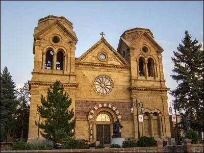 Deux villes importantes se nomment Santa Fé : dans quels pays se trouvent-elles ?