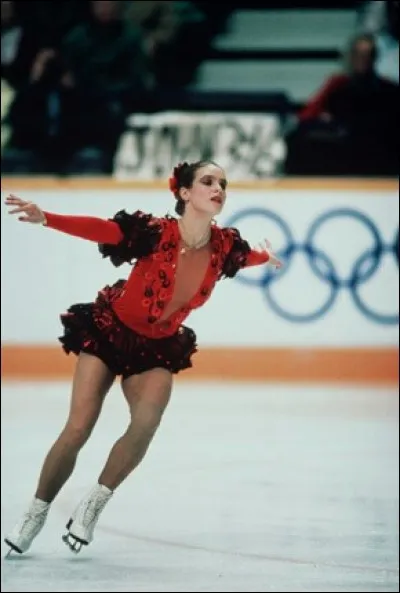 Cette patineuse allemande, de RDA, a été sacrée deux fois championne olympique, en 1984 puis en 1988. De qui s'agit-il ?