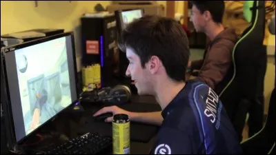 Qui est l'entraîneur du groupe ?