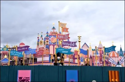 Comment se dit ''It's A Small World" en français (Les poupées) ?