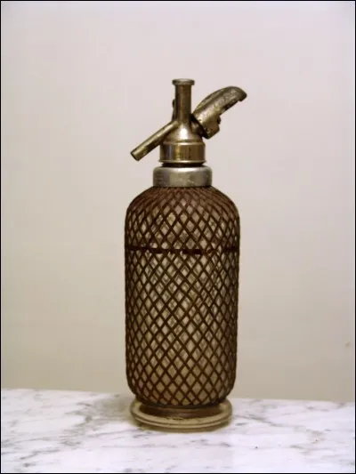 Ceux qui apprécient l'eau de Seltz utilisent un siphon permettant de servir l'eau sous pression additionnée de...