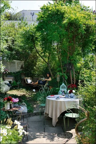 Si je ne suis pas dehors, je suis...