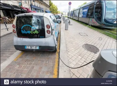 Bordeaux Métropole et le groupe Bolloré proposent des véhicules électriques aux Bordelais. Quel est le nom de ces véhicules ?