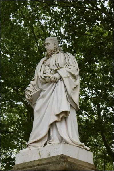 Nos deux statues se font face sur l'esplanade des Quinconces. Qui sommes-nous ?