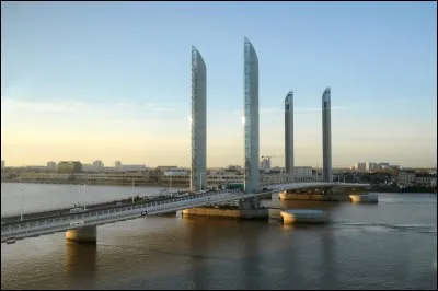 À quelle hauteur s'élève le tablier central du pont Chaban-Delmas ?