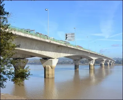 Sous quel nom le pont François Mitterand est-il mieux connu par les Bordelais ?